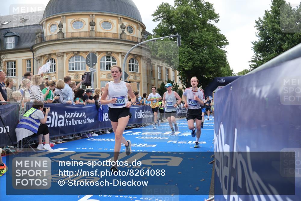 29.06.2025 - hella hamburg halbmarathon Strokosch-Dieckow http://msf.ph/oto/8264088 29.06.2025 10:44:28 Ziel 1057, 1468, 1902, 2365, 2402, 3305, 4310, 4691, 5476, 6495, 7191, 7322, 7710, 8928, 12327, 12554, 12711, 14351, 14464, 14667, 14798, 15862, 16803, 17097, 17729, 18539, 18765, 18806 meine-sportfotos.de