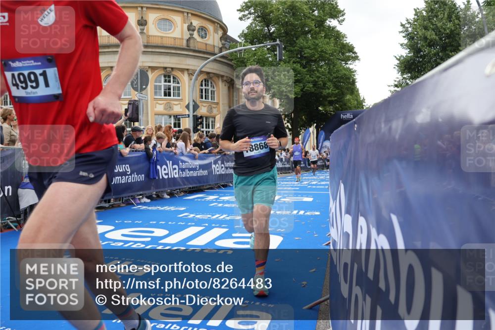 29.06.2025 - hella hamburg halbmarathon Strokosch-Dieckow http://msf.ph/oto/8264483 29.06.2025 10:44:41 Ziel 1782, 1941, 2365, 2402, 2970, 3004, 3785, 4270, 4915, 4991, 5476, 6490, 6495, 7325, 10669, 12711, 14351, 14798, 14816, 15185, 15233, 16224, 16834, 17251, 18107, 18437, 18464, 18539, 18560, 18868, 19206, 19207 meine-sportfotos.de