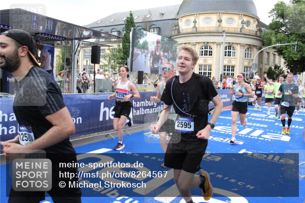 29.06.2025 - hella hamburg halbmarathon Michael Strokosch http://msf.ph/oto/8264567 29.06.2025 10:52:13 Ziel 1482, 2397, 2595, 4837, 5032, 5087, 5093, 5378, 5482, 6897, 7732, 9082, 12135, 12580, 13726, 14248, 14300, 15275, 15829, 16003, 16320, 16591, 16666, 17033, 17130, 18475, 18801 meine-sportfotos.de