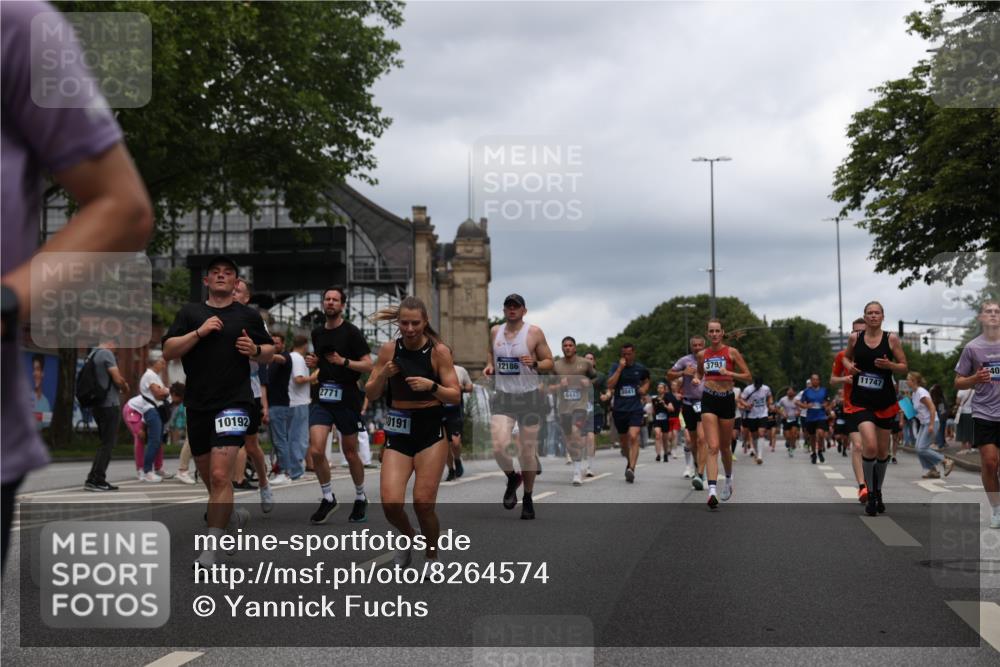 29.06.2025 - hella hamburg halbmarathon Yannick Fuchs http://msf.ph/oto/8264574 29.06.2025 10:48:45 20KM 1125, 1327, 1496, 1506, 1628, 2119, 2474, 2561, 2771, 2884, 2955, 3041, 3177, 3652, 3791, 3794, 3861, 3945, 4029, 4189, 4231, 4903, 4938, 5319, 6082, 6084, 6433, 6443, 6587, 6723, 6938, 8449, 8487, 8514, 8698, 8772, 8973, 9227, 10191, 10192, 10263, 10368, 10376, 11184, 11333, 11499, 11747, 11797, 11799, 11976, 12186, 12526, 12961, 13297, 13988, 14036, 14175, 14592, 14638, 14660, 14834, 14948, 15389, 15408, 15879, 16047, 16327, 17842, 18380 meine-sportfotos.de