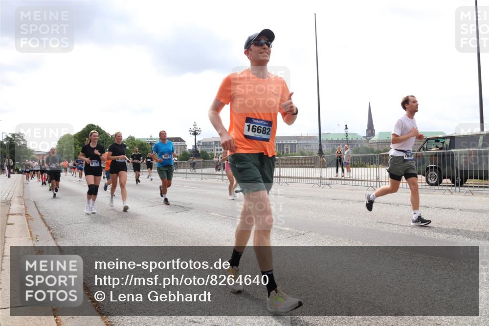 29.06.2025 - hella hamburg halbmarathon Lena Gebhardt http://msf.ph/oto/8264640 29.06.2025 10:34:38 Lombardsbrücke 1025, 1672, 2023, 2355, 2412, 2464, 2510, 2511, 2801, 3130, 3145, 3420, 4540, 4824, 4826, 4884, 5453, 5609, 6034, 6105, 6171, 6310, 6329, 6335, 6379, 6571, 6574, 6843, 7020, 7299, 7324, 7329, 7386, 7644, 7733, 8349, 8369, 8705, 8793, 8965, 9122, 9164, 9379, 9448, 9514, 10335, 10360, 10564, 10674, 11122, 11245, 11646, 11872, 12019, 12164, 12236, 12382, 12764, 13957, 15477, 16238, 16311, 16390, 16682, 16919, 17230, 18158, 18941 meine-sportfotos.de