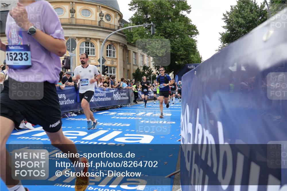 29.06.2025 - hella hamburg halbmarathon Strokosch-Dieckow http://msf.ph/oto/8264702 29.06.2025 10:44:46 Ziel 1941, 2098, 2970, 3004, 3098, 3785, 4270, 4425, 4915, 7056, 7167, 7325, 9720, 12161, 15185, 15233, 16834, 17251, 17406, 18437, 18631, 19207, 19210 meine-sportfotos.de