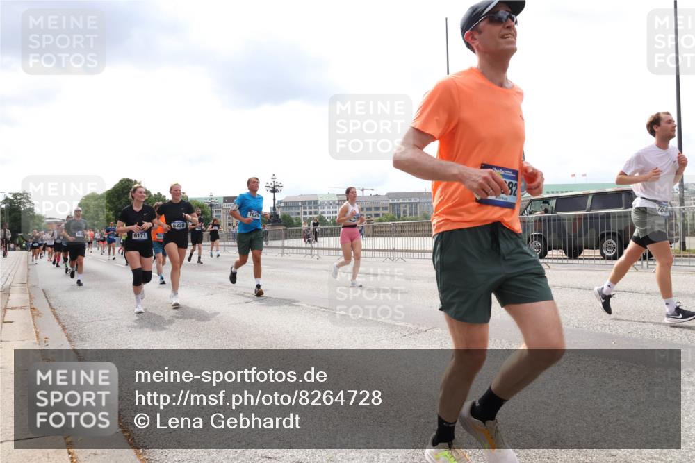 29.06.2025 - hella hamburg halbmarathon Lena Gebhardt http://msf.ph/oto/8264728 29.06.2025 10:34:38 Lombardsbrücke 1025, 1672, 2023, 2355, 2412, 2464, 2510, 2511, 2801, 3130, 3145, 3420, 4540, 4824, 4826, 4884, 5453, 5609, 6034, 6105, 6171, 6310, 6329, 6335, 6379, 6571, 6574, 6843, 7020, 7299, 7324, 7329, 7386, 7644, 7733, 8349, 8369, 8705, 8793, 8965, 9122, 9164, 9379, 9448, 9514, 10335, 10360, 10564, 10674, 11122, 11245, 11646, 11872, 12019, 12164, 12236, 12382, 12764, 13957, 15477, 16238, 16311, 16390, 16682, 16919, 17230, 18158, 18941 meine-sportfotos.de