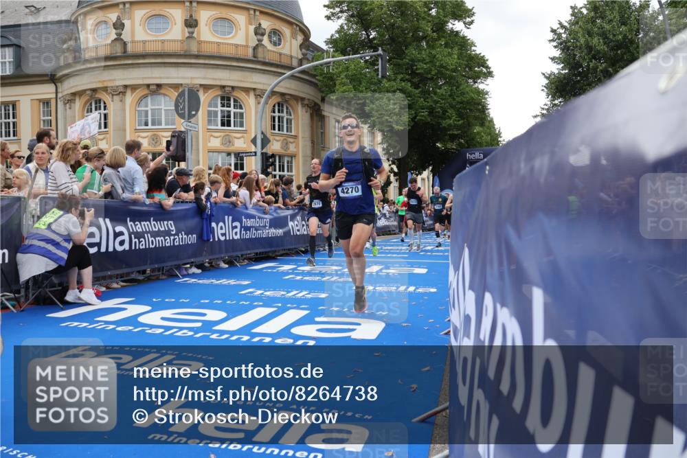 29.06.2025 - hella hamburg halbmarathon Strokosch-Dieckow http://msf.ph/oto/8264738 29.06.2025 10:44:47 Ziel 1941, 2098, 2970, 3004, 3098, 3785, 4270, 4425, 4915, 7056, 7167, 7325, 9720, 12161, 15185, 15233, 16834, 17251, 17406, 18437, 18631, 19207, 19210 meine-sportfotos.de