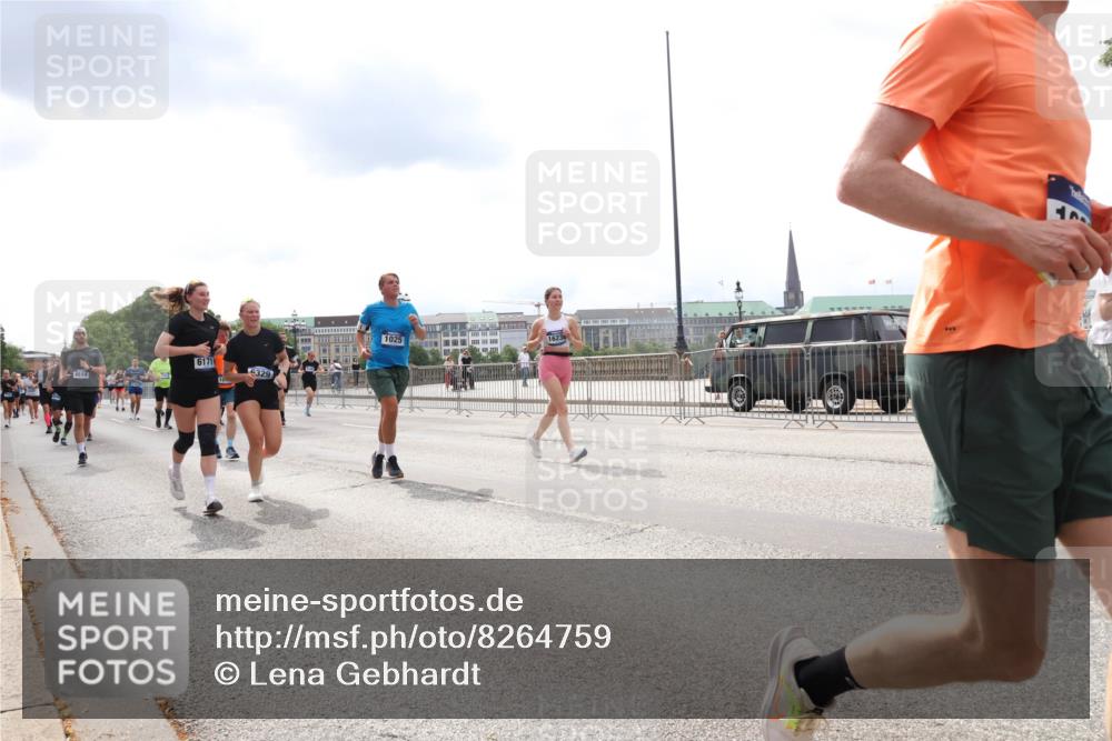 29.06.2025 - hella hamburg halbmarathon Lena Gebhardt http://msf.ph/oto/8264759 29.06.2025 10:34:39 Lombardsbrücke 1025, 1672, 2023, 2355, 2412, 2464, 2510, 2511, 2801, 3130, 3145, 3420, 4540, 4824, 4826, 4884, 5453, 5609, 6034, 6105, 6171, 6310, 6329, 6335, 6379, 6571, 6574, 6843, 7020, 7299, 7324, 7329, 7386, 7644, 7733, 8349, 8369, 8705, 8793, 8965, 9122, 9164, 9379, 9448, 9514, 10335, 10360, 10564, 10674, 11122, 11245, 11646, 11872, 12019, 12164, 12236, 12382, 12764, 13957, 15477, 16238, 16311, 16390, 16682, 16919, 17230, 18158, 18941 meine-sportfotos.de