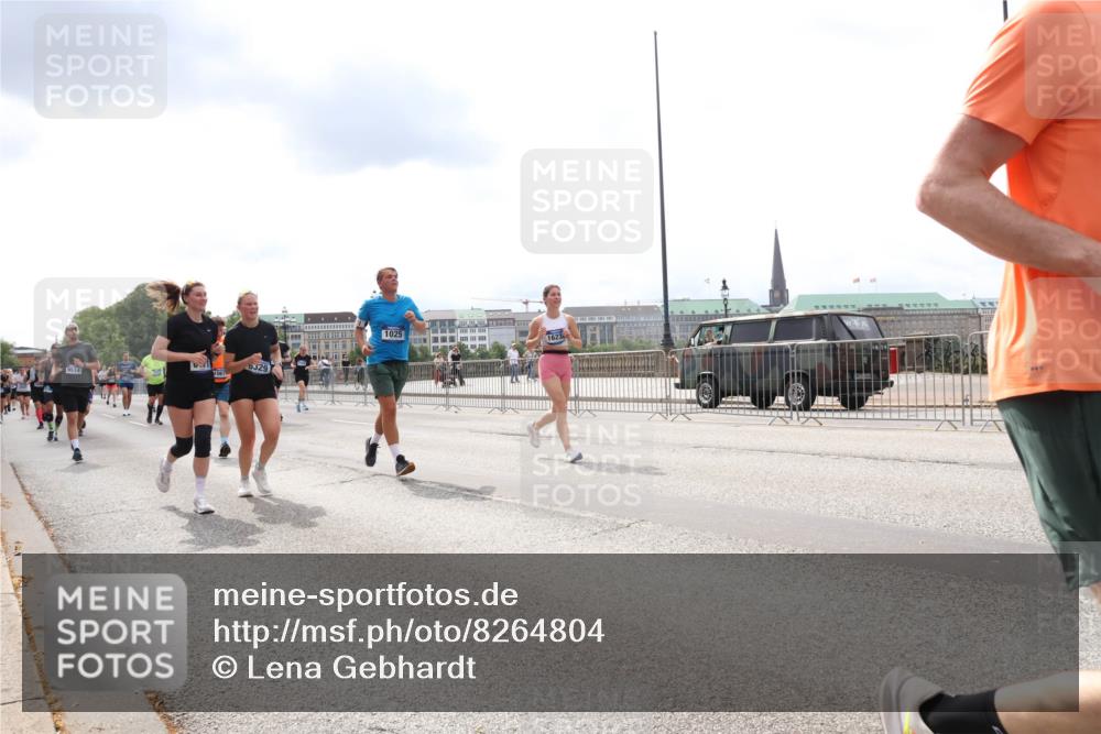 29.06.2025 - hella hamburg halbmarathon Lena Gebhardt http://msf.ph/oto/8264804 29.06.2025 10:34:39 Lombardsbrücke 1025, 1672, 2023, 2355, 2412, 2464, 2510, 2511, 2801, 3130, 3145, 3420, 4540, 4824, 4826, 4884, 5453, 5609, 6034, 6105, 6171, 6310, 6329, 6335, 6379, 6571, 6574, 6843, 7020, 7299, 7324, 7329, 7386, 7644, 7733, 8349, 8369, 8705, 8793, 8965, 9122, 9164, 9379, 9448, 9514, 10335, 10360, 10564, 10674, 11122, 11245, 11646, 11872, 12019, 12164, 12236, 12382, 12764, 13957, 15477, 16238, 16311, 16390, 16682, 16919, 17230, 18158, 18941 meine-sportfotos.de
