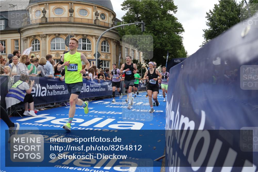 29.06.2025 - hella hamburg halbmarathon Strokosch-Dieckow http://msf.ph/oto/8264812 29.06.2025 10:44:49 Ziel 1520, 1941, 2098, 2890, 2970, 3004, 3098, 3785, 4270, 4425, 4915, 7056, 7167, 7325, 9030, 9720, 12161, 15185, 15233, 16834, 17251, 17382, 17406, 18055, 18631, 19207, 19210 meine-sportfotos.de