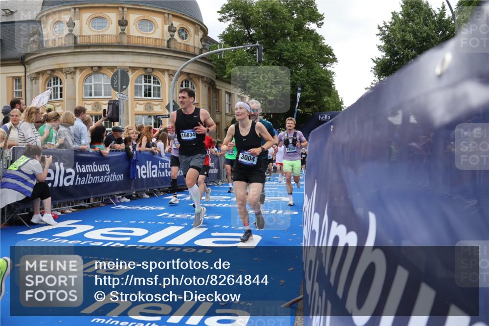 29.06.2025 - hella hamburg halbmarathon Strokosch-Dieckow http://msf.ph/oto/8264844 29.06.2025 10:44:50 Ziel 1424, 1520, 1941, 2098, 2890, 2970, 3004, 3098, 3785, 4270, 4425, 4915, 7056, 7167, 7325, 9030, 9720, 12161, 16834, 17251, 17382, 17406, 18055, 18631, 19207, 19210 meine-sportfotos.de