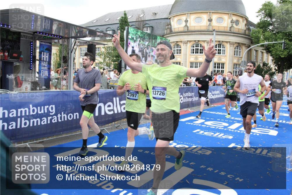 29.06.2025 - hella hamburg halbmarathon Michael Strokosch http://msf.ph/oto/8264879 29.06.2025 10:52:16 Ziel 1482, 2397, 4419, 4837, 5032, 5087, 5093, 5482, 6897, 9074, 9082, 12135, 13726, 14248, 14300, 15275, 16003, 16320, 16591, 17033, 17130, 18475, 18801 meine-sportfotos.de