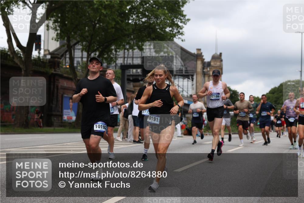29.06.2025 - hella hamburg halbmarathon Yannick Fuchs http://msf.ph/oto/8264880 29.06.2025 10:48:46 20KM 1125, 1327, 1496, 1506, 1628, 2119, 2474, 2561, 2771, 2884, 2955, 3041, 3177, 3652, 3791, 3794, 3861, 3945, 4029, 4189, 4231, 4903, 4938, 5319, 6082, 6084, 6433, 6443, 6587, 6723, 6938, 8449, 8487, 8514, 8698, 8973, 9227, 10191, 10192, 10263, 10368, 10376, 11184, 11333, 11499, 11747, 11797, 11799, 11976, 12186, 12526, 12961, 13267, 13297, 13988, 14036, 14175, 14592, 14638, 14660, 14834, 14948, 15389, 15408, 15879, 16047, 16327, 17842, 18380 meine-sportfotos.de