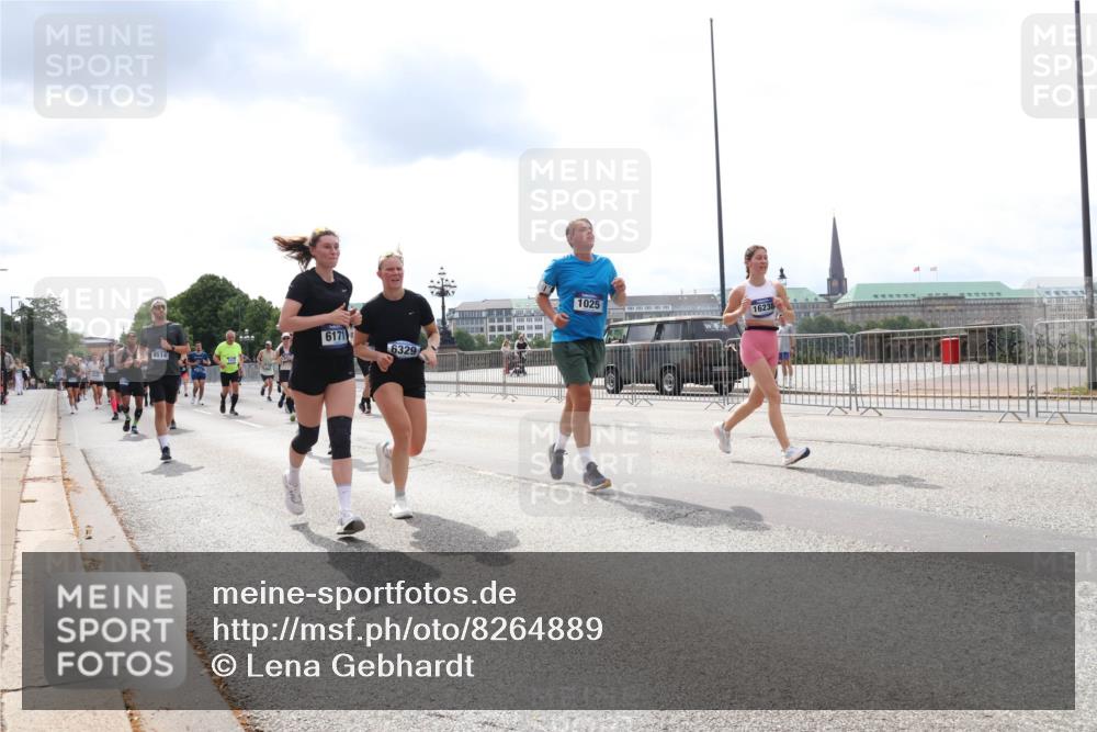 29.06.2025 - hella hamburg halbmarathon Lena Gebhardt http://msf.ph/oto/8264889 29.06.2025 10:34:39 Lombardsbrücke 1025, 1672, 2023, 2355, 2412, 2464, 2510, 2511, 2801, 3130, 3145, 3420, 4540, 4824, 4826, 4884, 5453, 5609, 6034, 6105, 6171, 6310, 6329, 6335, 6379, 6571, 6574, 6843, 7020, 7299, 7324, 7329, 7386, 7644, 7733, 8349, 8369, 8705, 8793, 8965, 9122, 9164, 9379, 9448, 9514, 10335, 10360, 10564, 10674, 11122, 11245, 11646, 11872, 12019, 12164, 12236, 12382, 12764, 13957, 15477, 16238, 16311, 16390, 16682, 16919, 17230, 18158, 18941 meine-sportfotos.de