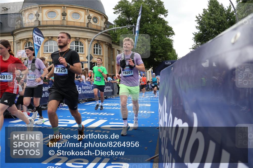 29.06.2025 - hella hamburg halbmarathon Strokosch-Dieckow http://msf.ph/oto/8264956 29.06.2025 10:44:51 Ziel 1424, 1520, 1941, 2098, 2890, 2970, 3004, 3098, 3785, 4270, 4425, 4915, 7056, 7167, 7325, 9030, 9720, 12161, 16058, 16834, 17382, 17406, 17544, 18055, 18631, 19207, 19210 meine-sportfotos.de
