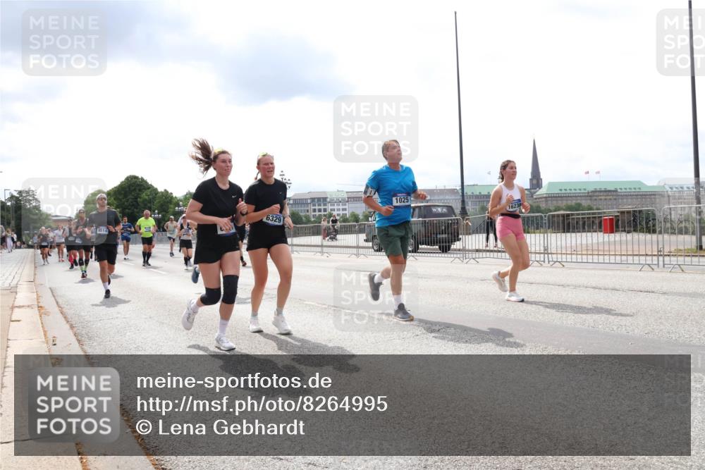 29.06.2025 - hella hamburg halbmarathon Lena Gebhardt http://msf.ph/oto/8264995 29.06.2025 10:34:39 Lombardsbrücke 1025, 1672, 2023, 2355, 2412, 2464, 2510, 2511, 2801, 3130, 3145, 3420, 4540, 4824, 4826, 4884, 5453, 5609, 6034, 6105, 6171, 6310, 6329, 6335, 6379, 6571, 6574, 6843, 7020, 7299, 7324, 7329, 7386, 7644, 7733, 8349, 8369, 8705, 8793, 8965, 9122, 9164, 9379, 9448, 9514, 10335, 10360, 10564, 10674, 11122, 11245, 11646, 11872, 12019, 12164, 12236, 12382, 12764, 13957, 15477, 16238, 16311, 16390, 16682, 16919, 17230, 18158, 18941 meine-sportfotos.de