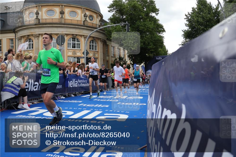29.06.2025 - hella hamburg halbmarathon Strokosch-Dieckow http://msf.ph/oto/8265040 29.06.2025 10:44:52 Ziel 1424, 1520, 1941, 2098, 2890, 2970, 3004, 3098, 3785, 4425, 4915, 7056, 7167, 7325, 9030, 9720, 12161, 16058, 16834, 17382, 17406, 17544, 18055, 18631, 19207, 19210 meine-sportfotos.de