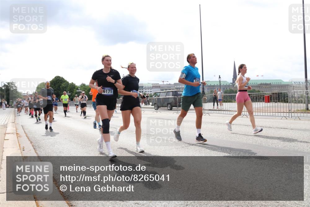 29.06.2025 - hella hamburg halbmarathon Lena Gebhardt http://msf.ph/oto/8265041 29.06.2025 10:34:40 Lombardsbrücke 1025, 1672, 2023, 2355, 2412, 2464, 2510, 2511, 2801, 3130, 3145, 3420, 4540, 4824, 4826, 4884, 5453, 5609, 6034, 6105, 6171, 6310, 6329, 6335, 6379, 6571, 6574, 6843, 7020, 7299, 7324, 7329, 7386, 7644, 7733, 8349, 8369, 8705, 8793, 8965, 9122, 9164, 9248, 9379, 9448, 9514, 10335, 10360, 10464, 10564, 10606, 10674, 11122, 11245, 11646, 11872, 12019, 12164, 12236, 12382, 12764, 13957, 15477, 16238, 16311, 16390, 16682, 16919, 17230, 18158, 18941 meine-sportfotos.de