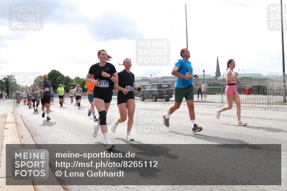 29.06.2025 - hella hamburg halbmarathon Lena Gebhardt http://msf.ph/oto/8265112 29.06.2025 10:34:40 Lombardsbrücke 1025, 1672, 2023, 2355, 2412, 2464, 2510, 2511, 2801, 3130, 3145, 3420, 4540, 4824, 4826, 4884, 5453, 5609, 6034, 6105, 6171, 6310, 6329, 6335, 6379, 6571, 6574, 6843, 7020, 7299, 7324, 7329, 7386, 7644, 7733, 8349, 8369, 8705, 8793, 8965, 9122, 9164, 9248, 9379, 9448, 9514, 10335, 10360, 10464, 10564, 10606, 10674, 11122, 11245, 11646, 11872, 12019, 12164, 12236, 12382, 12764, 13957, 15477, 16238, 16311, 16390, 16682, 16919, 17230, 18158, 18941 meine-sportfotos.de
