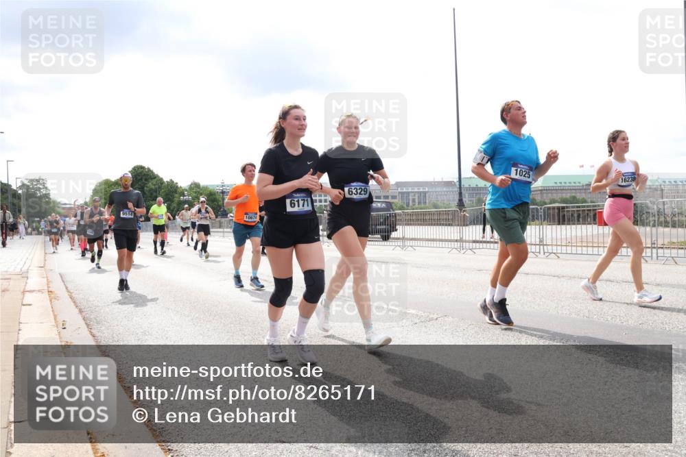 29.06.2025 - hella hamburg halbmarathon Lena Gebhardt http://msf.ph/oto/8265171 29.06.2025 10:34:40 Lombardsbrücke 1025, 1672, 2023, 2355, 2412, 2464, 2510, 2511, 2801, 3130, 3145, 3420, 4540, 4824, 4826, 4884, 5453, 5609, 6034, 6105, 6171, 6310, 6329, 6335, 6379, 6571, 6574, 6843, 7020, 7299, 7324, 7329, 7386, 7644, 7733, 8349, 8369, 8705, 8793, 8965, 9122, 9164, 9248, 9379, 9448, 9514, 10335, 10360, 10464, 10564, 10606, 10674, 11122, 11245, 11646, 11872, 12019, 12164, 12236, 12382, 12764, 13957, 15477, 16238, 16311, 16390, 16682, 16919, 17230, 18158, 18941 meine-sportfotos.de