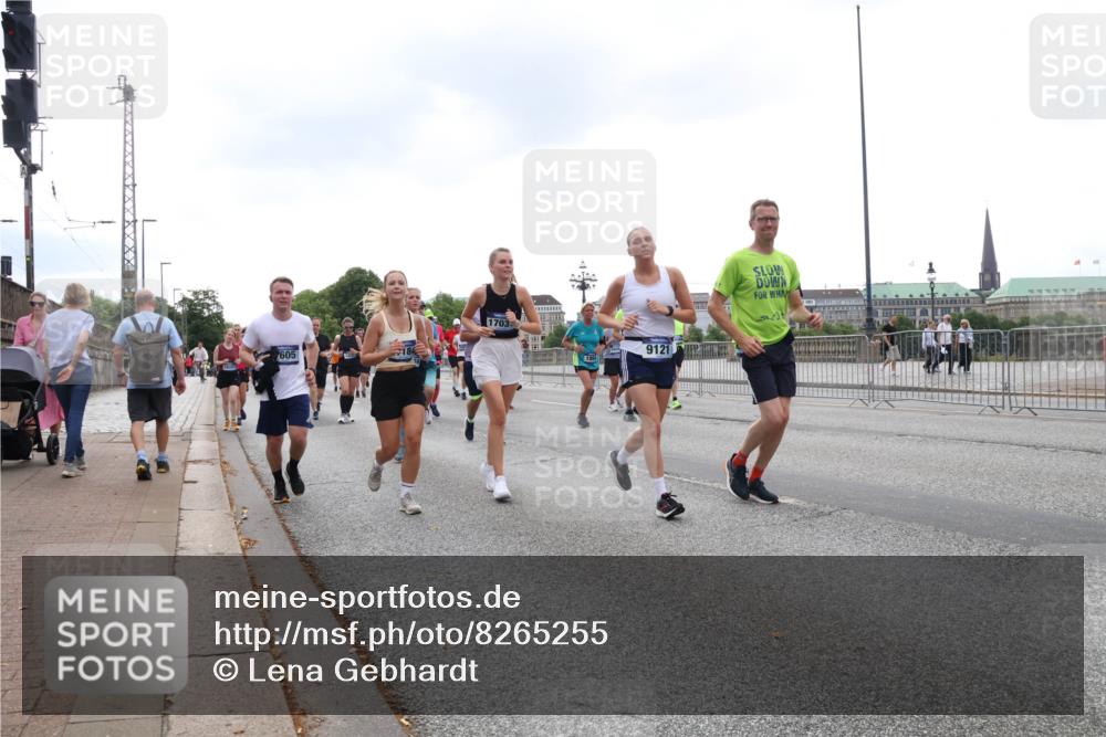 29.06.2025 - hella hamburg halbmarathon Lena Gebhardt http://msf.ph/oto/8265255 29.06.2025 10:46:11 Lombardsbrücke 1004, 1100, 1104, 1421, 1426, 1429, 1465, 1532, 1555, 1608, 1837, 1854, 1867, 1868, 1983, 2398, 2423, 2500, 2522, 2773, 2813, 2917, 2951, 2954, 2965, 3410, 4104, 4119, 4223, 4317, 4388, 4448, 4572, 5635, 5697, 5703, 5769, 5770, 5854, 5892, 6068, 6133, 6333, 6392, 6623, 7268, 7303, 7356, 7364, 7368, 7374, 7605, 7894, 7960, 7983, 8047, 8700, 9120, 9121, 9129, 9337, 9426, 9445, 10153, 10327, 10329, 10367, 10511, 11358, 11361, 11876, 11910, 12298, 12333, 12507, 12522 meine-sportfotos.de