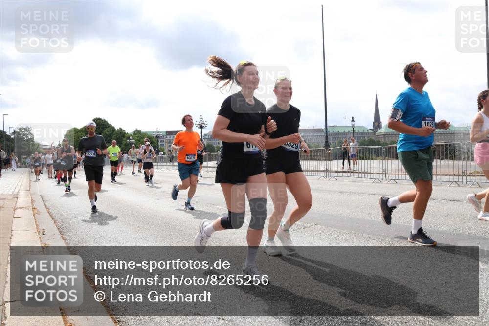 29.06.2025 - hella hamburg halbmarathon Lena Gebhardt http://msf.ph/oto/8265256 29.06.2025 10:34:40 Lombardsbrücke 1025, 1672, 2023, 2355, 2412, 2464, 2510, 2511, 2801, 3130, 3145, 3420, 4540, 4824, 4826, 4884, 5453, 5609, 6034, 6105, 6171, 6310, 6329, 6335, 6379, 6571, 6574, 6843, 7020, 7299, 7324, 7329, 7386, 7644, 7733, 8349, 8369, 8705, 8793, 8965, 9122, 9164, 9248, 9379, 9448, 9514, 10335, 10360, 10464, 10564, 10606, 10674, 11122, 11245, 11646, 11872, 12019, 12164, 12236, 12382, 12764, 13957, 15477, 16238, 16311, 16390, 16682, 16919, 17230, 18158, 18941 meine-sportfotos.de
