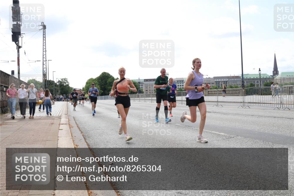 29.06.2025 - hella hamburg halbmarathon Lena Gebhardt http://msf.ph/oto/8265304 29.06.2025 10:11:11 Lombardsbrücke 1166, 1186, 1723, 1781, 2868, 3837, 4287, 5254, 5653, 7271, 7370, 8171, 8206, 8207, 8368, 8561, 9119, 9169, 9829, 10196, 10372, 11149, 11755, 12286, 12426, 12556, 12571, 12790, 12836, 13588, 13594, 13603, 14022, 14149, 14270, 15009, 15214, 15252, 15797, 15908, 16383, 16808, 17142, 17500, 17532, 17787, 18382, 18949, 19172, 19241 meine-sportfotos.de