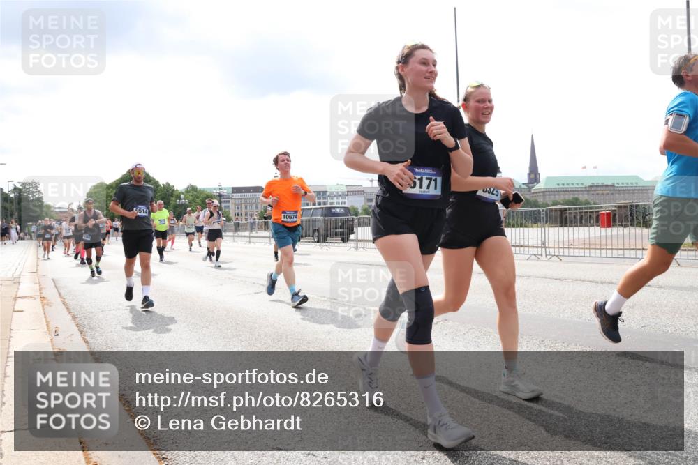 29.06.2025 - hella hamburg halbmarathon Lena Gebhardt http://msf.ph/oto/8265316 29.06.2025 10:34:40 Lombardsbrücke 1025, 1672, 2023, 2355, 2412, 2464, 2510, 2511, 2801, 3130, 3145, 3420, 4540, 4824, 4826, 4884, 5453, 5609, 6034, 6105, 6171, 6310, 6329, 6335, 6379, 6571, 6574, 6843, 7020, 7299, 7324, 7329, 7386, 7644, 7733, 8349, 8369, 8705, 8793, 8965, 9122, 9164, 9248, 9379, 9448, 9514, 10335, 10360, 10464, 10564, 10606, 10674, 11122, 11245, 11646, 11872, 12019, 12164, 12236, 12382, 12764, 13957, 15477, 16238, 16311, 16390, 16682, 16919, 17230, 18158, 18941 meine-sportfotos.de