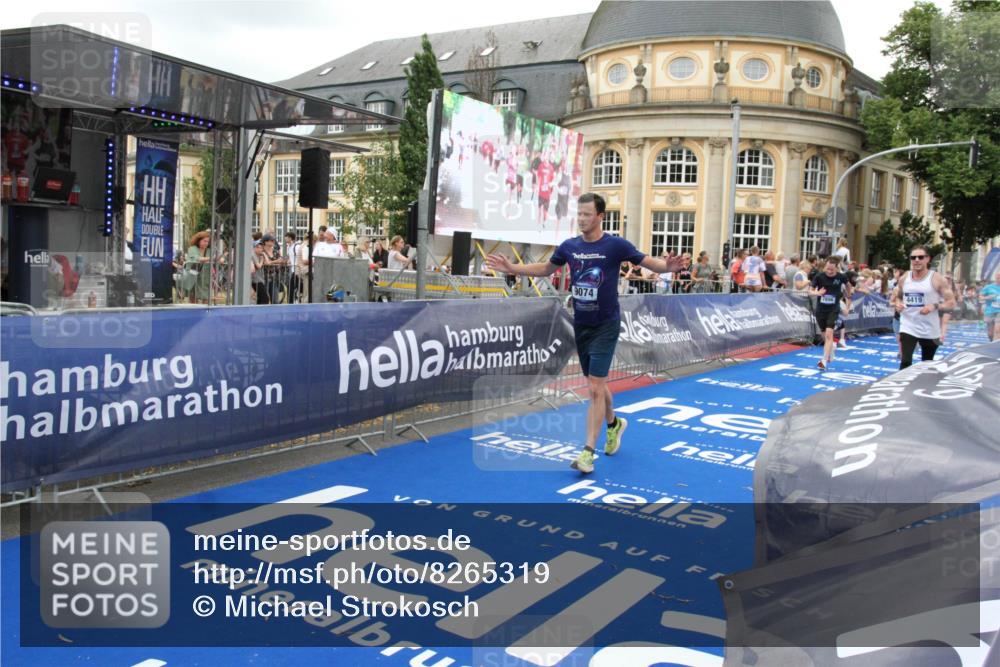 29.06.2025 - hella hamburg halbmarathon Michael Strokosch http://msf.ph/oto/8265319 29.06.2025 10:52:21 Ziel 4140, 4419, 4587, 4837, 5087, 5482, 6164, 7896, 9074, 13707, 15275, 15446, 16591, 17773 meine-sportfotos.de