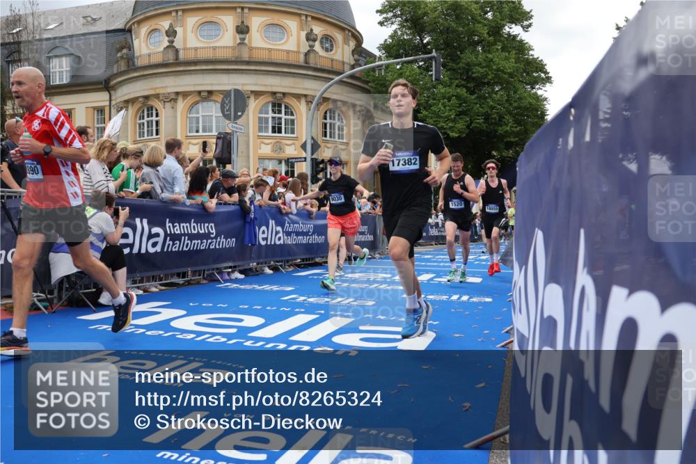 29.06.2025 - hella hamburg halbmarathon Strokosch-Dieckow http://msf.ph/oto/8265324 29.06.2025 10:44:58 Ziel 1171, 1424, 1520, 2098, 2890, 3917, 4425, 4997, 6266, 7709, 7843, 9030, 9710, 9720, 10741, 11688, 12161, 13919, 15334, 15365, 16058, 17381, 17382, 17406, 17544, 18055, 18631 meine-sportfotos.de