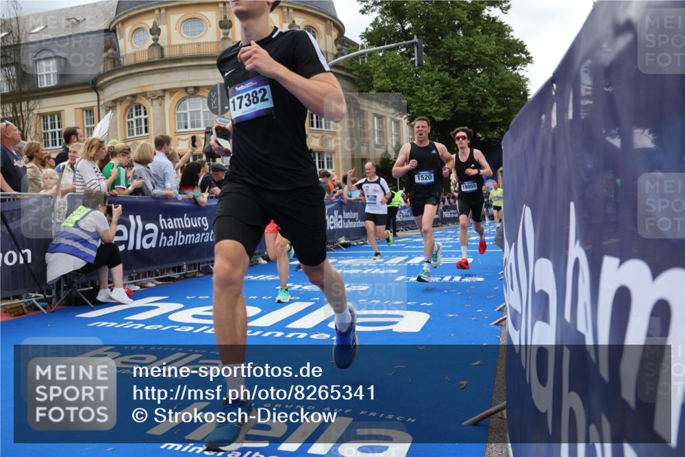 29.06.2025 - hella hamburg halbmarathon Strokosch-Dieckow http://msf.ph/oto/8265341 29.06.2025 10:44:59 Ziel 1171, 1424, 1520, 2890, 3917, 4425, 4997, 6266, 7709, 7843, 9030, 9710, 10313, 10741, 11688, 13919, 15334, 15365, 16058, 17381, 17382, 17406, 17544, 18055, 18631 meine-sportfotos.de