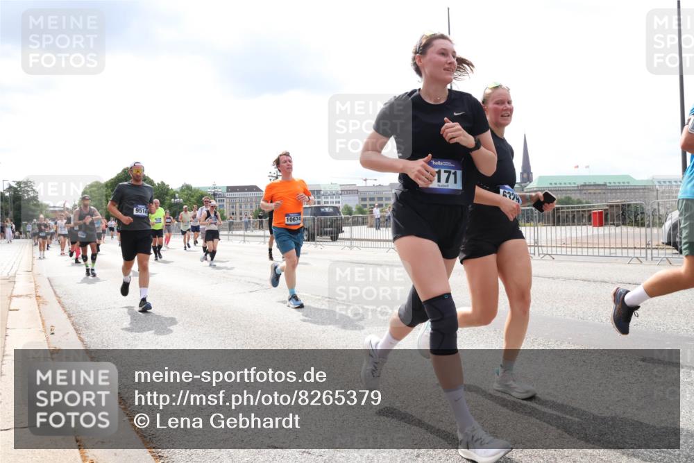 29.06.2025 - hella hamburg halbmarathon Lena Gebhardt http://msf.ph/oto/8265379 29.06.2025 10:34:41 Lombardsbrücke 1025, 1672, 2023, 2355, 2412, 2464, 2510, 2511, 2801, 3130, 3145, 3420, 4540, 4824, 4826, 4884, 5453, 5609, 6034, 6105, 6171, 6310, 6329, 6335, 6379, 6571, 6574, 6843, 7020, 7299, 7386, 7644, 7733, 8349, 8369, 8705, 8793, 8965, 9122, 9164, 9248, 9379, 9448, 9514, 10335, 10360, 10464, 10564, 10606, 10674, 11122, 11245, 11646, 11872, 12019, 12164, 12236, 12382, 12764, 13957, 15477, 16238, 16311, 16390, 16682, 16919, 17230, 18158, 18941 meine-sportfotos.de