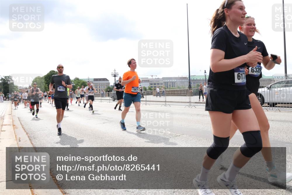 29.06.2025 - hella hamburg halbmarathon Lena Gebhardt http://msf.ph/oto/8265441 29.06.2025 10:34:41 Lombardsbrücke 1025, 1672, 2023, 2355, 2412, 2464, 2510, 2511, 2801, 3130, 3145, 3420, 4540, 4824, 4826, 4884, 5453, 5609, 6034, 6105, 6171, 6310, 6329, 6335, 6379, 6571, 6574, 6843, 7020, 7299, 7386, 7644, 7733, 8349, 8369, 8705, 8793, 8965, 9122, 9164, 9248, 9379, 9448, 9514, 10335, 10360, 10464, 10564, 10606, 10674, 11122, 11245, 11646, 11872, 12019, 12164, 12236, 12382, 12764, 13957, 15477, 16238, 16311, 16390, 16682, 16919, 17230, 18158, 18941 meine-sportfotos.de