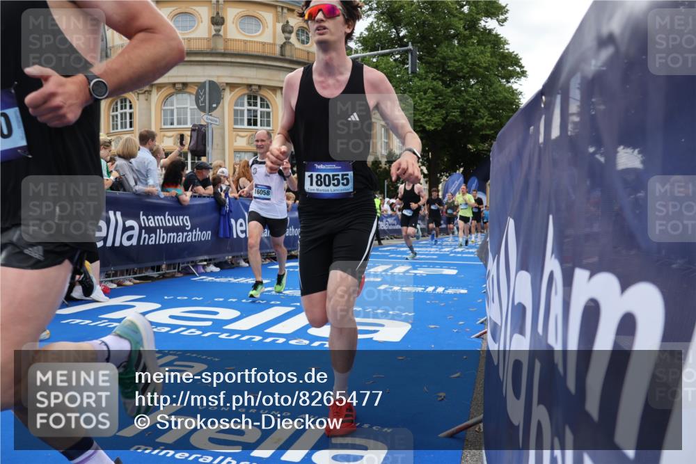29.06.2025 - hella hamburg halbmarathon Strokosch-Dieckow http://msf.ph/oto/8265477 29.06.2025 10:45:00 Ziel 1171, 1424, 1520, 2270, 2890, 3917, 4425, 4997, 6266, 7709, 7843, 9030, 9710, 10313, 10741, 11688, 13919, 15334, 15365, 16058, 16689, 17381, 17382, 17406, 17544, 18055, 18631 meine-sportfotos.de