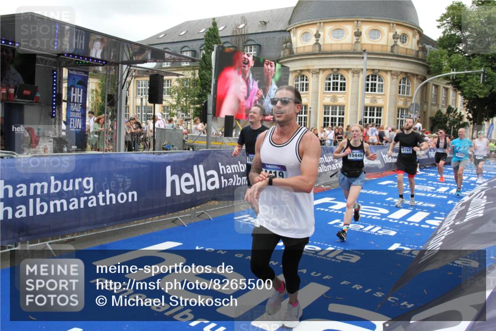 29.06.2025 - hella hamburg halbmarathon Michael Strokosch http://msf.ph/oto/8265500 29.06.2025 10:52:23 Ziel 4140, 4419, 4587, 6164, 7896, 9074, 13211, 13707, 15144, 15446, 17773, 17997 meine-sportfotos.de