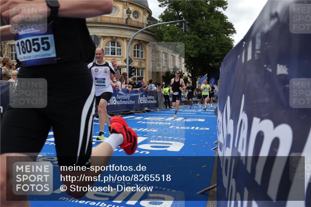 29.06.2025 - hella hamburg halbmarathon Strokosch-Dieckow http://msf.ph/oto/8265518 29.06.2025 10:45:00 Ziel 1171, 1424, 1520, 2270, 2890, 3917, 4425, 4997, 6266, 7709, 7843, 9030, 9710, 10313, 10741, 11688, 13919, 15334, 15365, 16058, 16689, 17381, 17382, 17406, 17544, 18055, 18631 meine-sportfotos.de