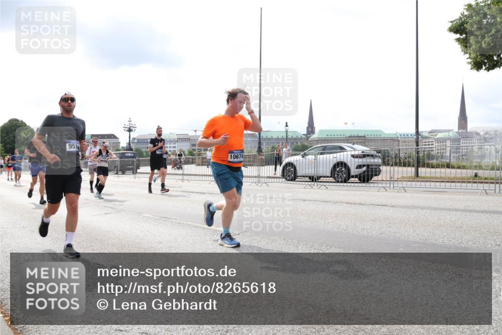 29.06.2025 - hella hamburg halbmarathon Lena Gebhardt http://msf.ph/oto/8265618 29.06.2025 10:34:41 Lombardsbrücke 1025, 1672, 2023, 2355, 2412, 2464, 2510, 2511, 2801, 3130, 3145, 3420, 4540, 4824, 4826, 4884, 5453, 5609, 6034, 6105, 6171, 6310, 6329, 6335, 6379, 6571, 6574, 6843, 7020, 7299, 7386, 7644, 7733, 8349, 8369, 8705, 8793, 8965, 9122, 9164, 9248, 9379, 9448, 9514, 10335, 10360, 10464, 10564, 10606, 10674, 11122, 11245, 11646, 11872, 12019, 12164, 12236, 12382, 12764, 13957, 15477, 16238, 16311, 16390, 16682, 16919, 17230, 18158, 18941 meine-sportfotos.de
