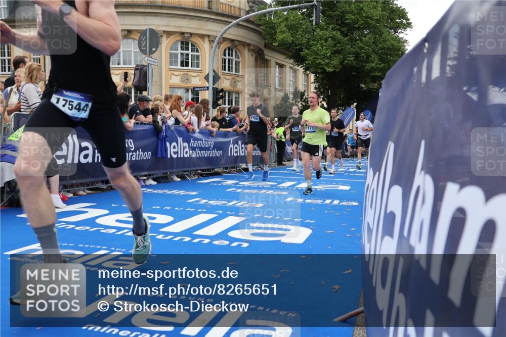 29.06.2025 - hella hamburg halbmarathon Strokosch-Dieckow http://msf.ph/oto/8265651 29.06.2025 10:45:02 Ziel 1171, 1424, 1520, 2270, 2890, 3917, 4997, 6266, 6575, 6819, 7709, 7843, 9030, 9302, 9710, 10313, 10741, 11688, 13919, 15334, 15365, 16058, 16685, 16689, 17381, 17382, 17544, 17960, 18055 meine-sportfotos.de