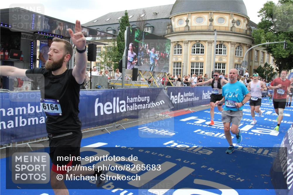 29.06.2025 - hella hamburg halbmarathon Michael Strokosch http://msf.ph/oto/8265683 29.06.2025 10:52:25 Ziel 4140, 4419, 4587, 6164, 7896, 9876, 13015, 13211, 13707, 15144, 15446, 17773, 17997 meine-sportfotos.de