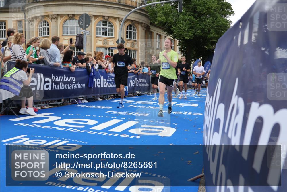 29.06.2025 - hella hamburg halbmarathon Strokosch-Dieckow http://msf.ph/oto/8265691 29.06.2025 10:45:03 Ziel 1171, 1424, 1520, 2270, 3917, 4997, 6266, 6575, 6819, 7087, 7709, 7843, 9302, 9710, 10313, 10741, 11688, 13919, 15334, 15365, 16058, 16685, 16689, 17120, 17381, 17544, 17960, 18055, 18346, 18718 meine-sportfotos.de