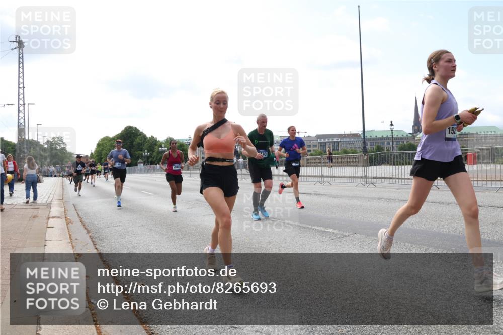 29.06.2025 - hella hamburg halbmarathon Lena Gebhardt http://msf.ph/oto/8265693 29.06.2025 10:11:11 Lombardsbrücke 1166, 1186, 1723, 1781, 2868, 3837, 4287, 5254, 5653, 7271, 7370, 8171, 8206, 8207, 8368, 8561, 9119, 9169, 9829, 10196, 10372, 11149, 11755, 12286, 12426, 12556, 12571, 12790, 12836, 13588, 13594, 13603, 14022, 14149, 14270, 15009, 15214, 15252, 15797, 15908, 16383, 16808, 17142, 17500, 17532, 17787, 18382, 18949, 19172, 19241 meine-sportfotos.de