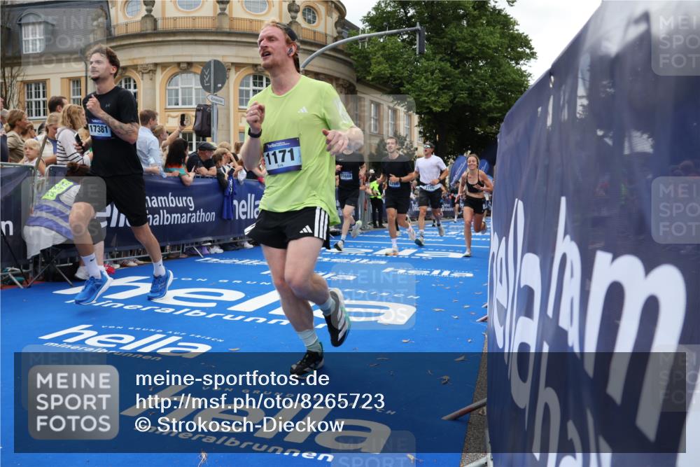 29.06.2025 - hella hamburg halbmarathon Strokosch-Dieckow http://msf.ph/oto/8265723 29.06.2025 10:45:04 Ziel 1171, 1424, 2270, 3917, 4997, 6266, 6575, 6819, 7087, 7709, 7843, 9302, 9710, 10313, 10741, 11688, 13919, 15334, 15365, 15651, 16058, 16685, 16689, 17120, 17381, 17544, 17960, 18346, 18718 meine-sportfotos.de