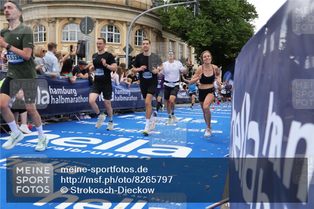 29.06.2025 - hella hamburg halbmarathon Strokosch-Dieckow http://msf.ph/oto/8265797 29.06.2025 10:45:05 Ziel 1171, 2270, 3917, 4997, 6266, 6375, 6575, 6819, 7087, 7709, 7843, 9302, 9710, 10313, 10741, 11688, 13919, 15334, 15365, 15651, 16058, 16685, 16689, 17120, 17381, 17544, 17960, 18346, 18718 meine-sportfotos.de