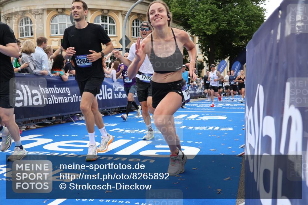 29.06.2025 - hella hamburg halbmarathon Strokosch-Dieckow http://msf.ph/oto/8265892 29.06.2025 10:45:05 Ziel 1171, 2270, 3917, 4997, 6266, 6375, 6575, 6819, 7087, 7709, 7843, 9302, 9710, 10313, 10741, 11688, 13919, 15334, 15365, 15651, 16058, 16685, 16689, 17120, 17381, 17544, 17960, 18346, 18718 meine-sportfotos.de