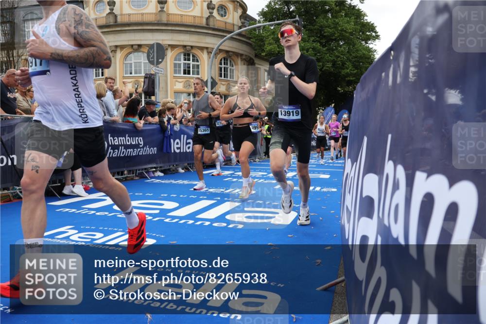 29.06.2025 - hella hamburg halbmarathon Strokosch-Dieckow http://msf.ph/oto/8265938 29.06.2025 10:45:08 Ziel 2270, 3917, 4997, 6054, 6266, 6375, 6575, 6819, 7087, 7709, 7843, 9302, 9710, 10313, 10741, 11688, 12783, 13919, 15334, 15365, 15636, 15651, 15741, 15760, 16513, 16685, 16689, 17120, 17960, 18346, 18718 meine-sportfotos.de