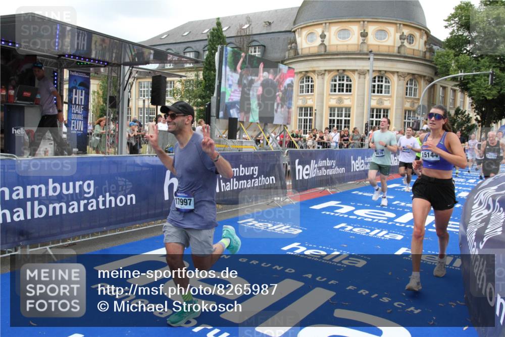 29.06.2025 - hella hamburg halbmarathon Michael Strokosch http://msf.ph/oto/8265987 29.06.2025 10:52:30 Ziel 3715, 7178, 7232, 8371, 8661, 9145, 9876, 11791, 13015, 13211, 14561, 15144, 15980, 17997 meine-sportfotos.de