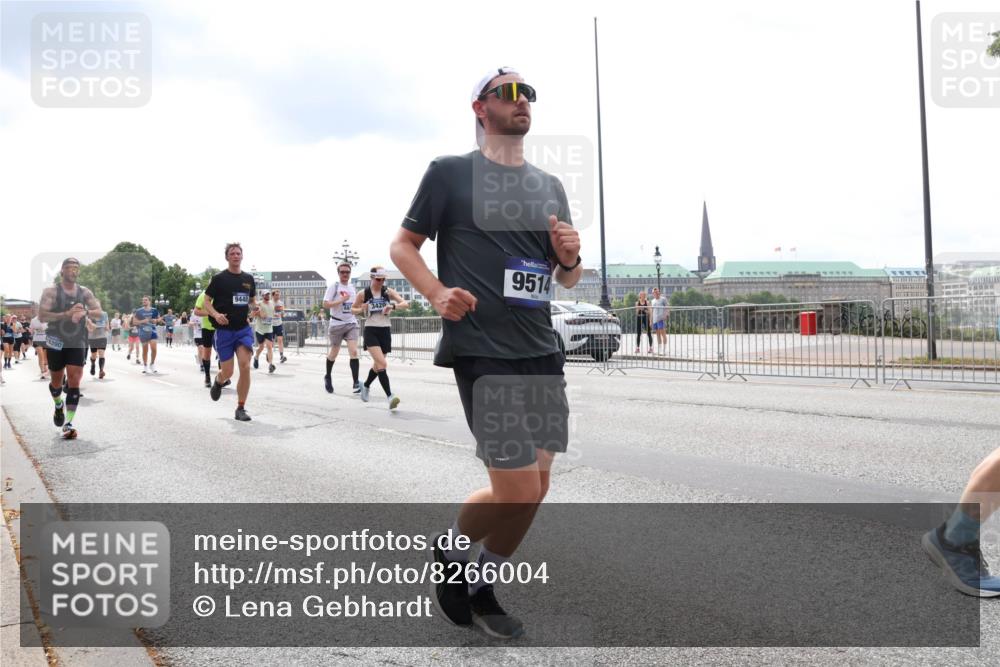 29.06.2025 - hella hamburg halbmarathon Lena Gebhardt http://msf.ph/oto/8266004 29.06.2025 10:34:42 Lombardsbrücke 1025, 1672, 2023, 2355, 2412, 2464, 2510, 2511, 2801, 3130, 3145, 3420, 4540, 4824, 4826, 4884, 5453, 5609, 6034, 6105, 6171, 6310, 6329, 6335, 6379, 6397, 6571, 6574, 6843, 7020, 7299, 7386, 7644, 7733, 8349, 8369, 8705, 8793, 8965, 9122, 9164, 9248, 9379, 9448, 9514, 10335, 10360, 10464, 10564, 10606, 10674, 11122, 11245, 11646, 11872, 12019, 12164, 12236, 12382, 12764, 13957, 15477, 16238, 16311, 16390, 16682, 16919, 17230, 18158, 18941 meine-sportfotos.de