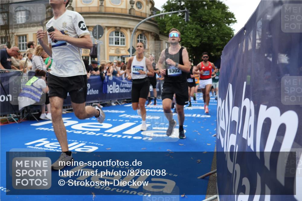 29.06.2025 - hella hamburg halbmarathon Strokosch-Dieckow http://msf.ph/oto/8266098 29.06.2025 10:45:11 Ziel 2188, 2270, 3917, 4997, 6054, 6375, 6575, 6819, 7087, 9302, 9710, 10064, 10313, 12783, 13919, 15365, 15563, 15636, 15651, 15741, 15760, 16513, 16685, 16689, 17120, 17960, 18346, 18718 meine-sportfotos.de