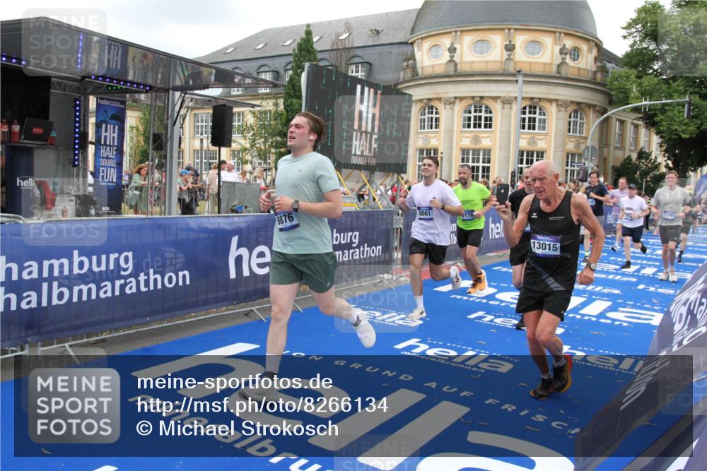 29.06.2025 - hella hamburg halbmarathon Michael Strokosch http://msf.ph/oto/8266134 29.06.2025 10:52:32 Ziel 3715, 7178, 7232, 8371, 8661, 9145, 9876, 11791, 13015, 13301, 14561, 15144, 15980, 17997 meine-sportfotos.de