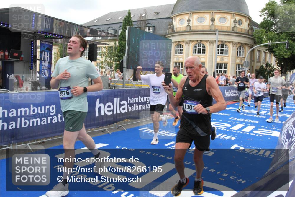 29.06.2025 - hella hamburg halbmarathon Michael Strokosch http://msf.ph/oto/8266195 29.06.2025 10:52:32 Ziel 3715, 7178, 7232, 8371, 8661, 9145, 9876, 11791, 13015, 13301, 14561, 15144, 15980, 17997 meine-sportfotos.de