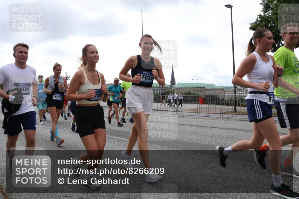 29.06.2025 - hella hamburg halbmarathon Lena Gebhardt http://msf.ph/oto/8266209 29.06.2025 10:46:13 Lombardsbrücke 1004, 1100, 1104, 1421, 1426, 1429, 1465, 1532, 1555, 1608, 1837, 1854, 1867, 1868, 1983, 2398, 2423, 2500, 2522, 2697, 2773, 2813, 2917, 2951, 2954, 2965, 3410, 4104, 4119, 4223, 4317, 4448, 4572, 5635, 5697, 5703, 5769, 5770, 5854, 5892, 6068, 6133, 6333, 6392, 6623, 7268, 7303, 7356, 7364, 7368, 7374, 7605, 7894, 7960, 7983, 8047, 8700, 9120, 9121, 9129, 9337, 9426, 9445, 10153, 10327, 10329, 10367, 10511, 11358, 11361, 11876, 11910, 12298, 12333, 12507, 12522 meine-sportfotos.de