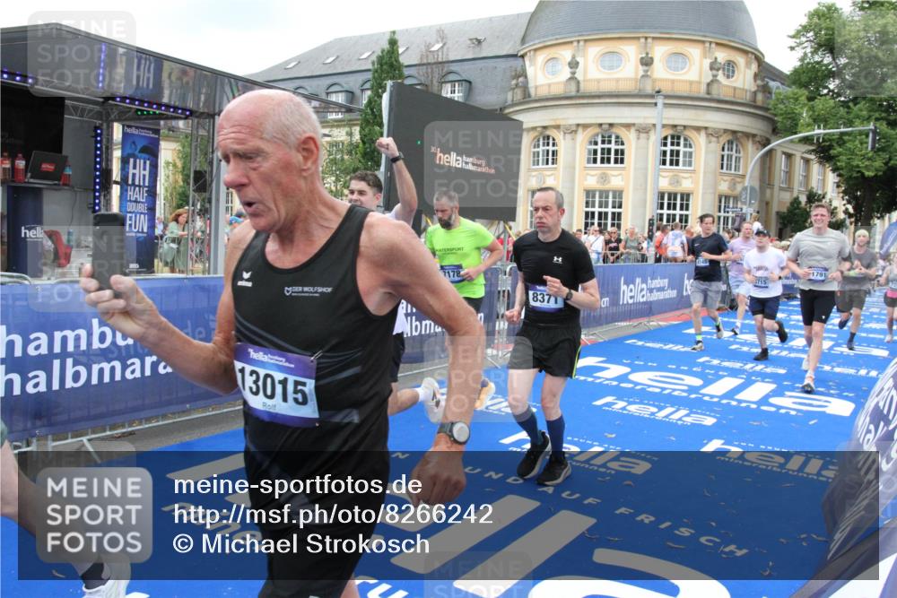 29.06.2025 - hella hamburg halbmarathon Michael Strokosch http://msf.ph/oto/8266242 29.06.2025 10:52:32 Ziel 3715, 7178, 7232, 8371, 8661, 9145, 9876, 11791, 13015, 13301, 14561, 15144, 15980, 17997 meine-sportfotos.de