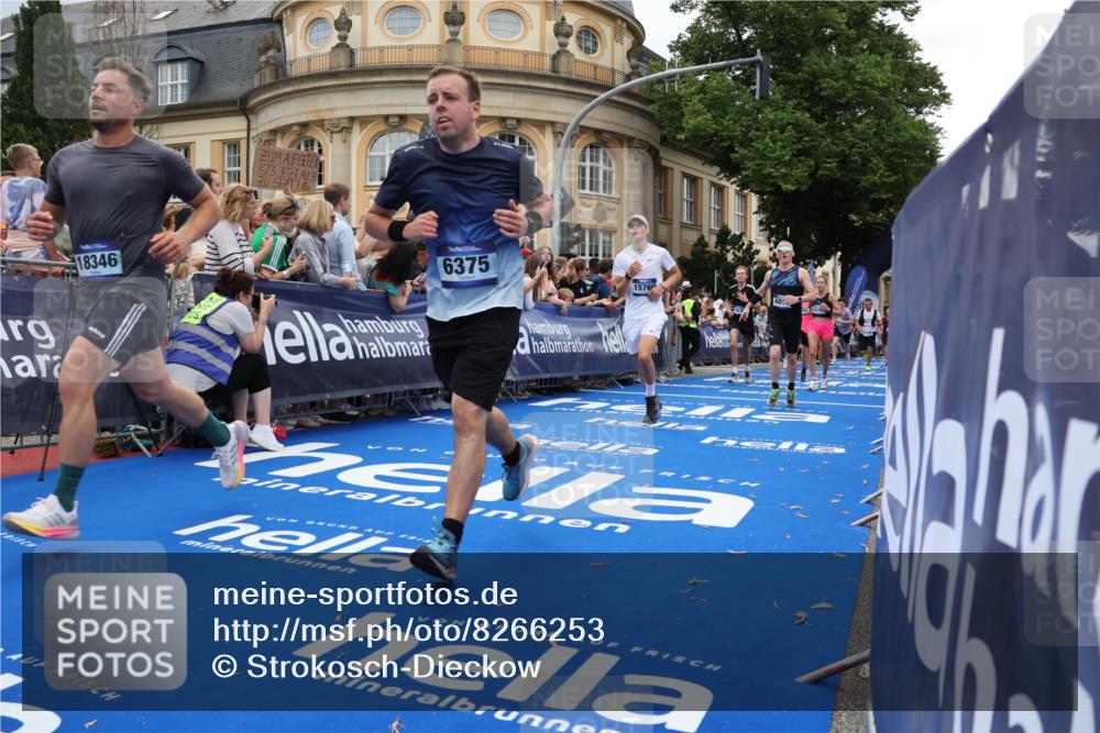 29.06.2025 - hella hamburg halbmarathon Strokosch-Dieckow http://msf.ph/oto/8266253 29.06.2025 10:45:15 Ziel 2188, 2367, 2470, 3186, 5706, 6054, 6375, 6575, 6819, 7087, 9105, 9302, 10064, 11469, 12783, 15563, 15636, 15651, 15741, 15760, 16513, 16685, 17120, 17499, 17960, 18346, 18718 meine-sportfotos.de